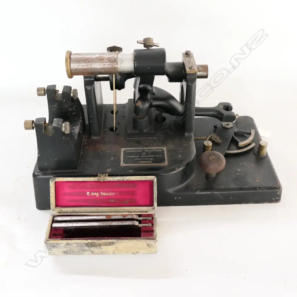 CAMBRIDGE INSTRUMENT CO LTD MICROTOME, HEAVY CAST STEEL, NO BLADES Image 1++